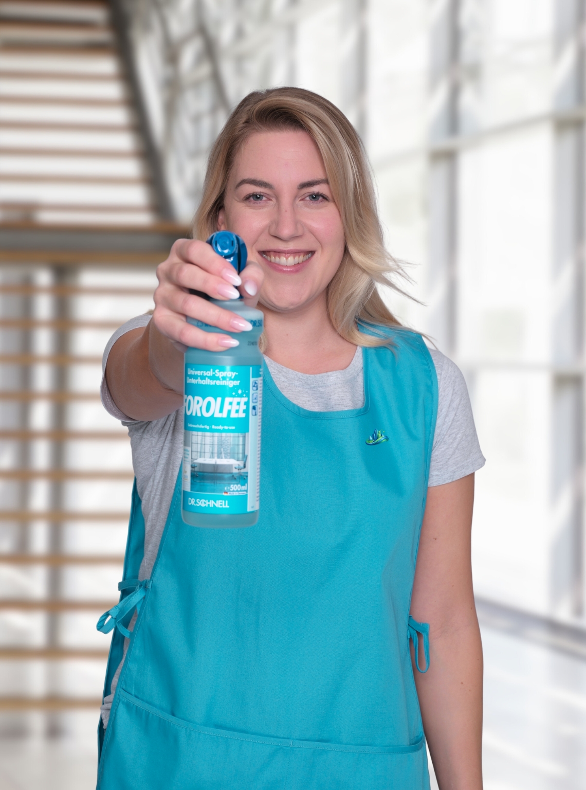 Mitarbeiter der Gebäudereinigung CityShine in Chemnitz mit Reinigungsmittel