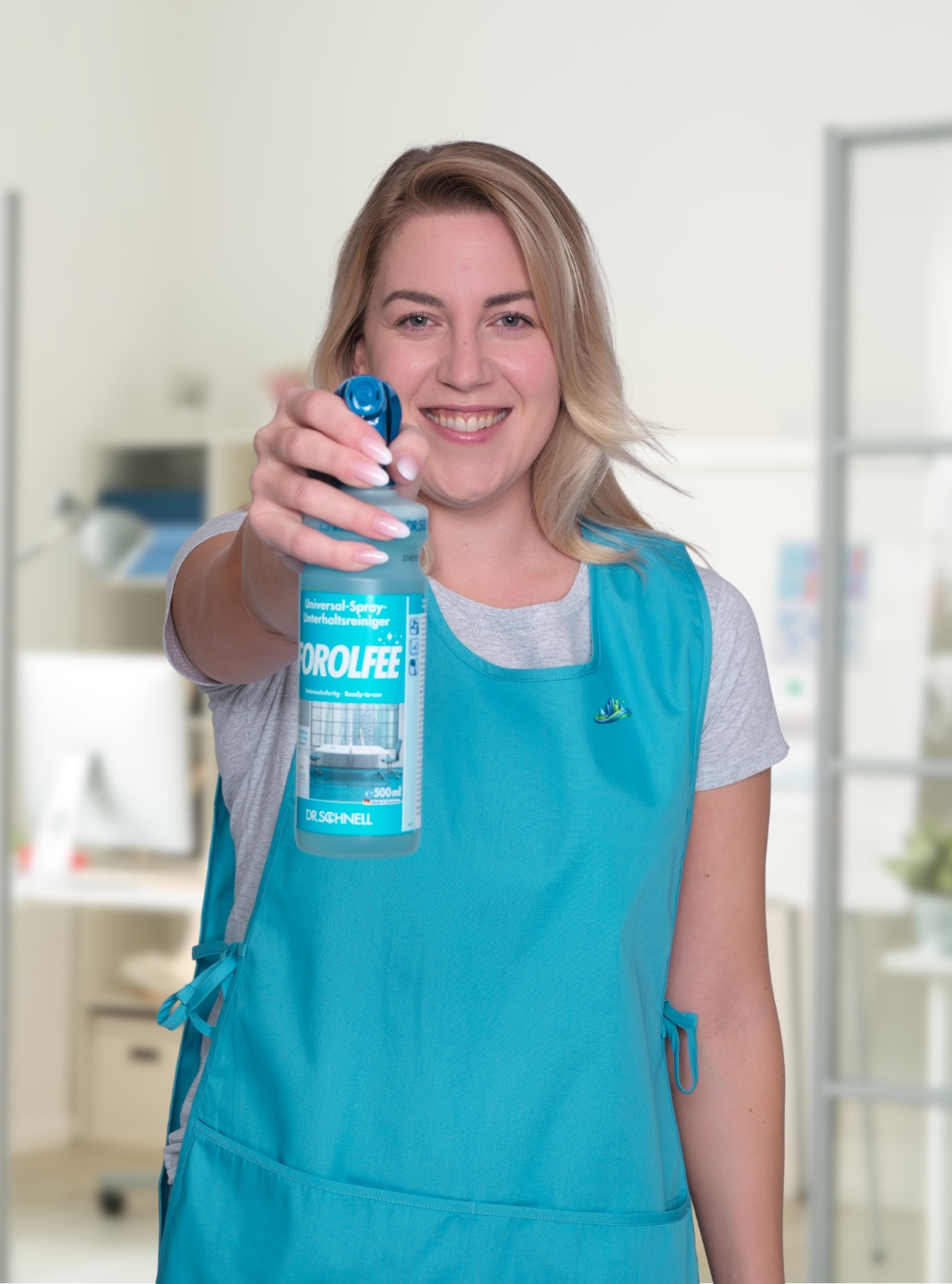 Reinigungskraft der Gebäudereinigung CityShine bei der Büroreinigung in Chemnitz mit Reinigungsmittel