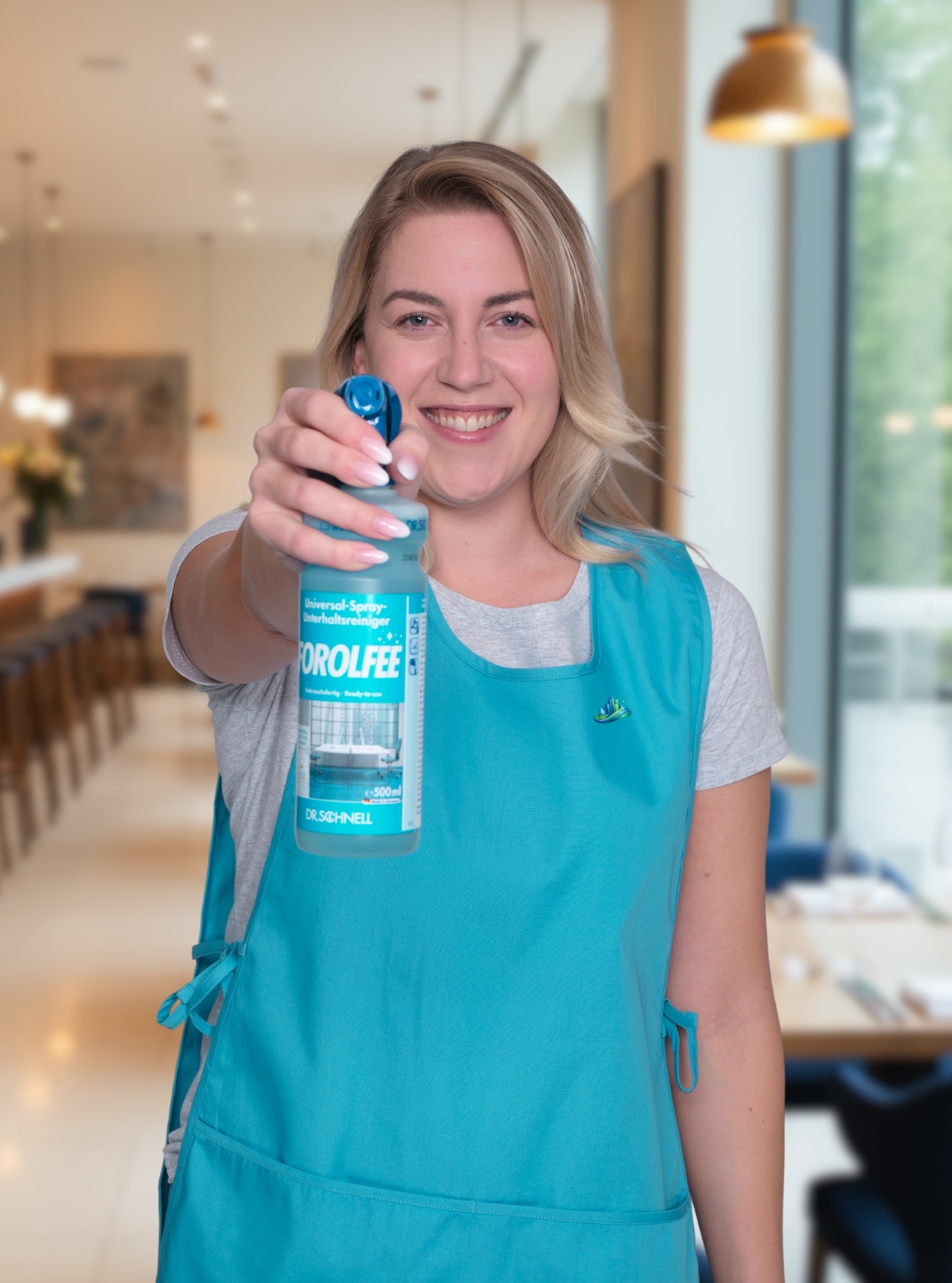 Reinigungskraft der Gebäudereinigung CityShine bei der Gastronomiereinigung in Chemnitz mit Reinigungsmittel