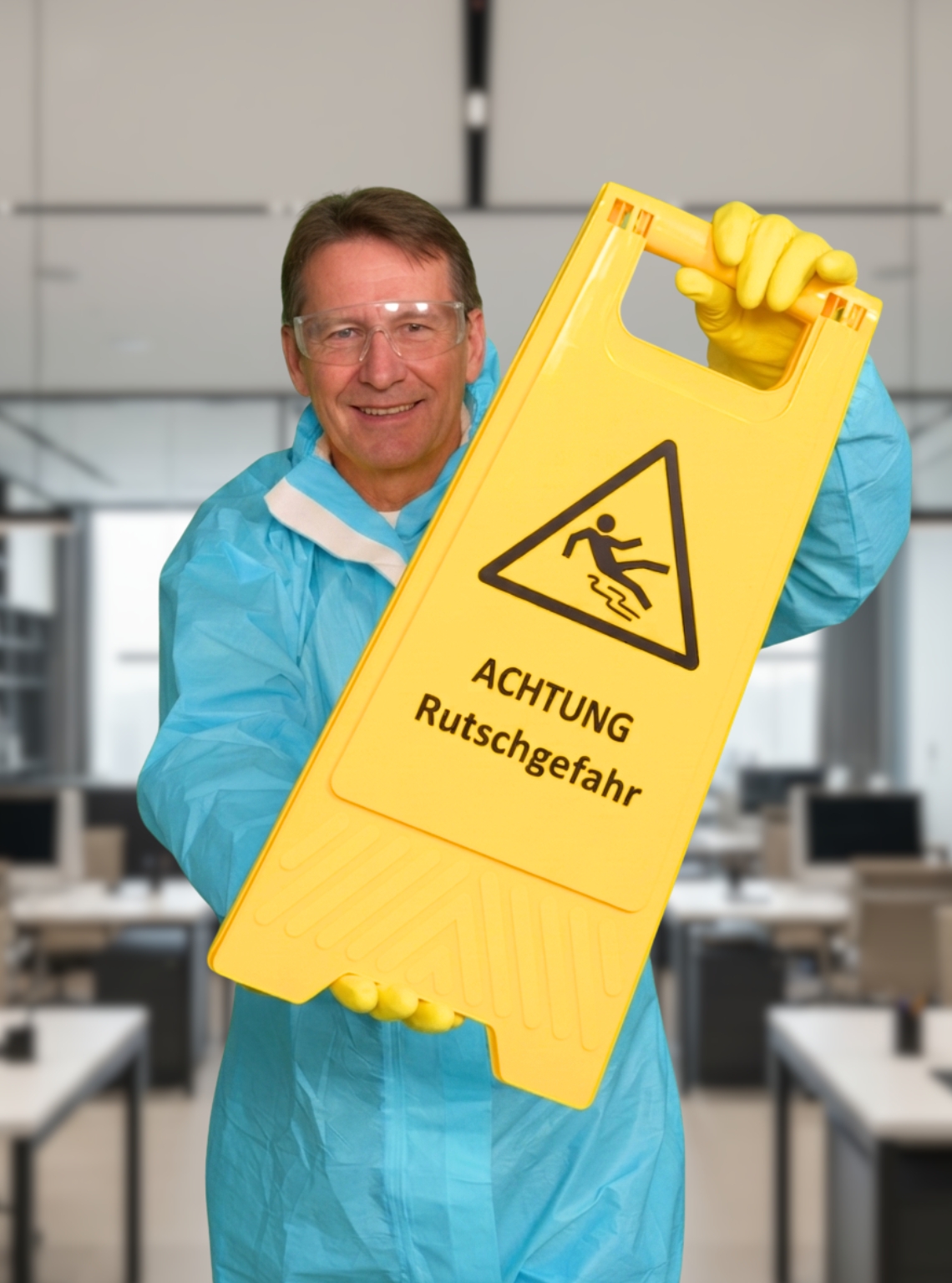 Mitarbeiter von CityShine bei der Gebäudereinigung in Chemnitz mit "Achtung Rutschgefahr" Schild