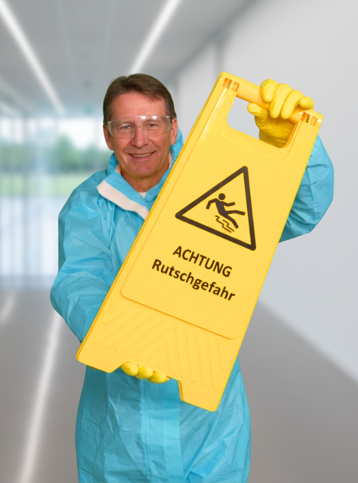 Reinigungskraft der Gebäudereinigung CityShine bei der Grundreinigung in Chemnitz mit "Achtung Rutschgefahr" Schild