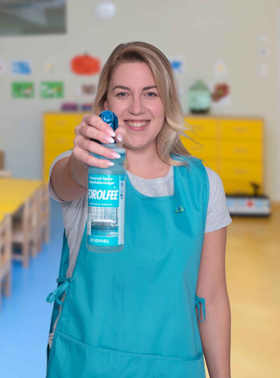 Reinigungskraft der Gebäudereinigung CityShine bei der Kitareinigung in Chemnitz mit Reinigungsmittel