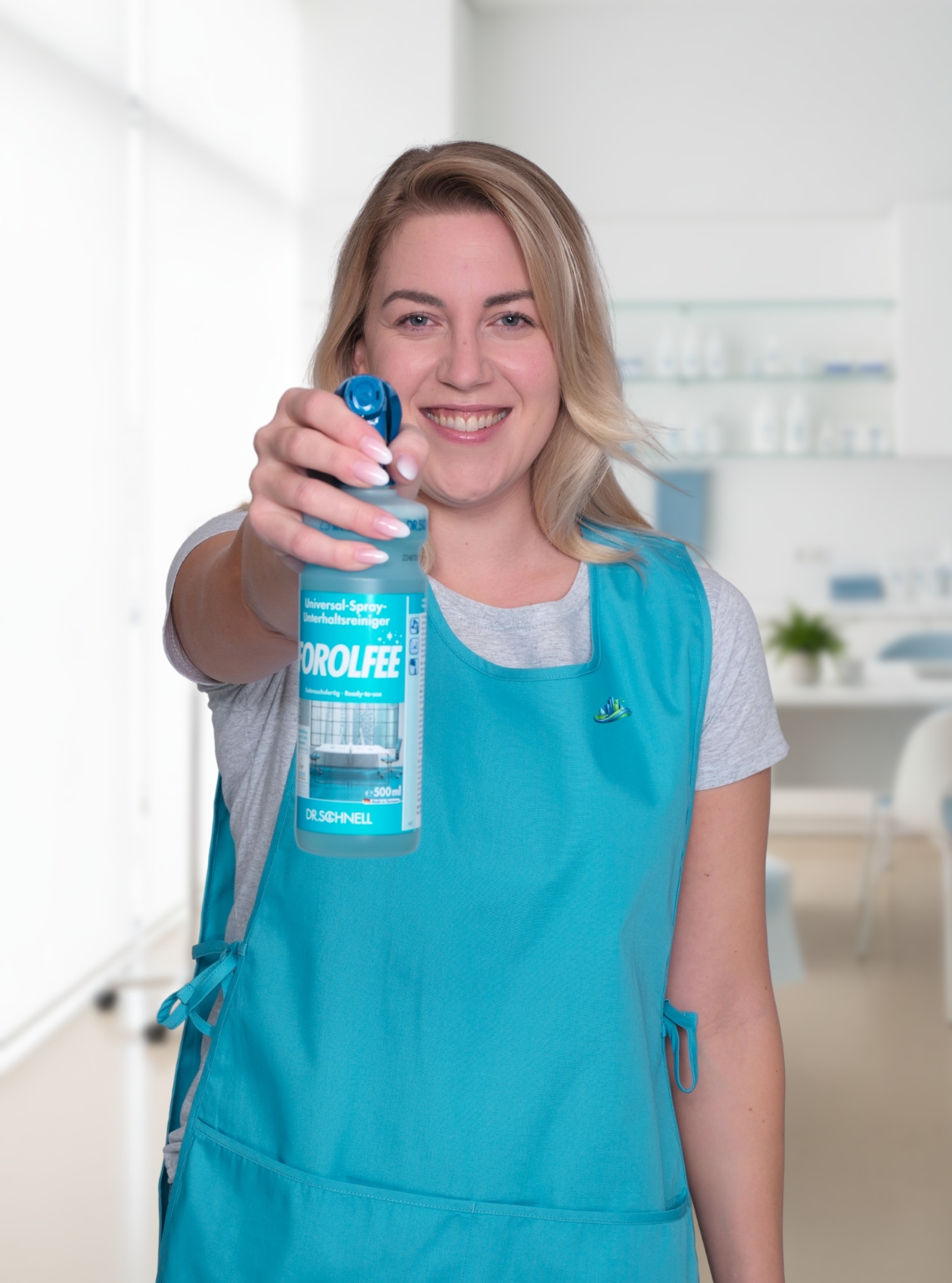 Reinigungskraft der Gebäudereinigung CityShine bei der Praxisreinigung in Chemnitz mit Reinigungsmittel
