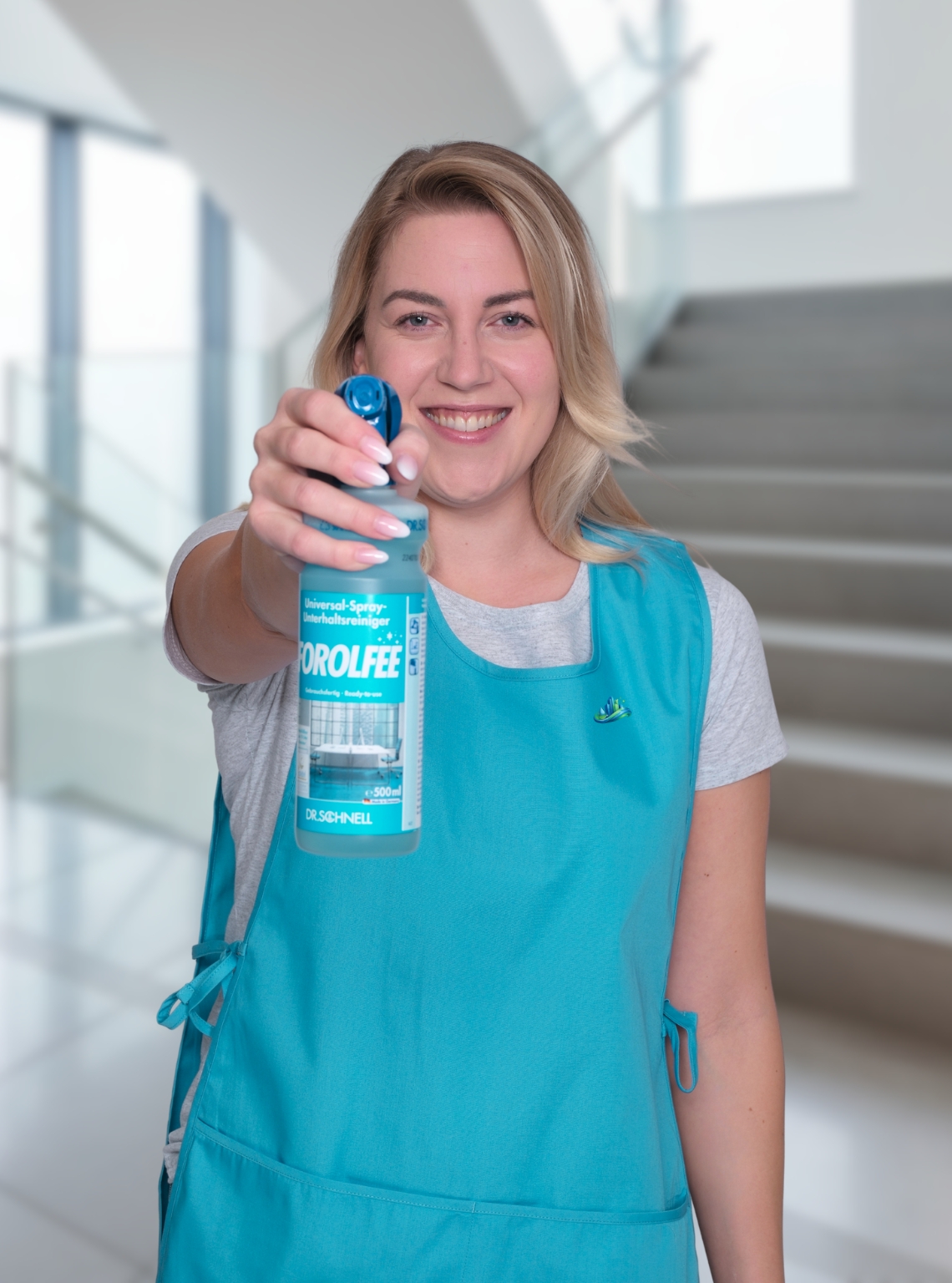 Reinigungskraft der Gebäudereinigung CityShine bei der Treppenhausreinigung in Chemnitz mit Reinigungsmittel