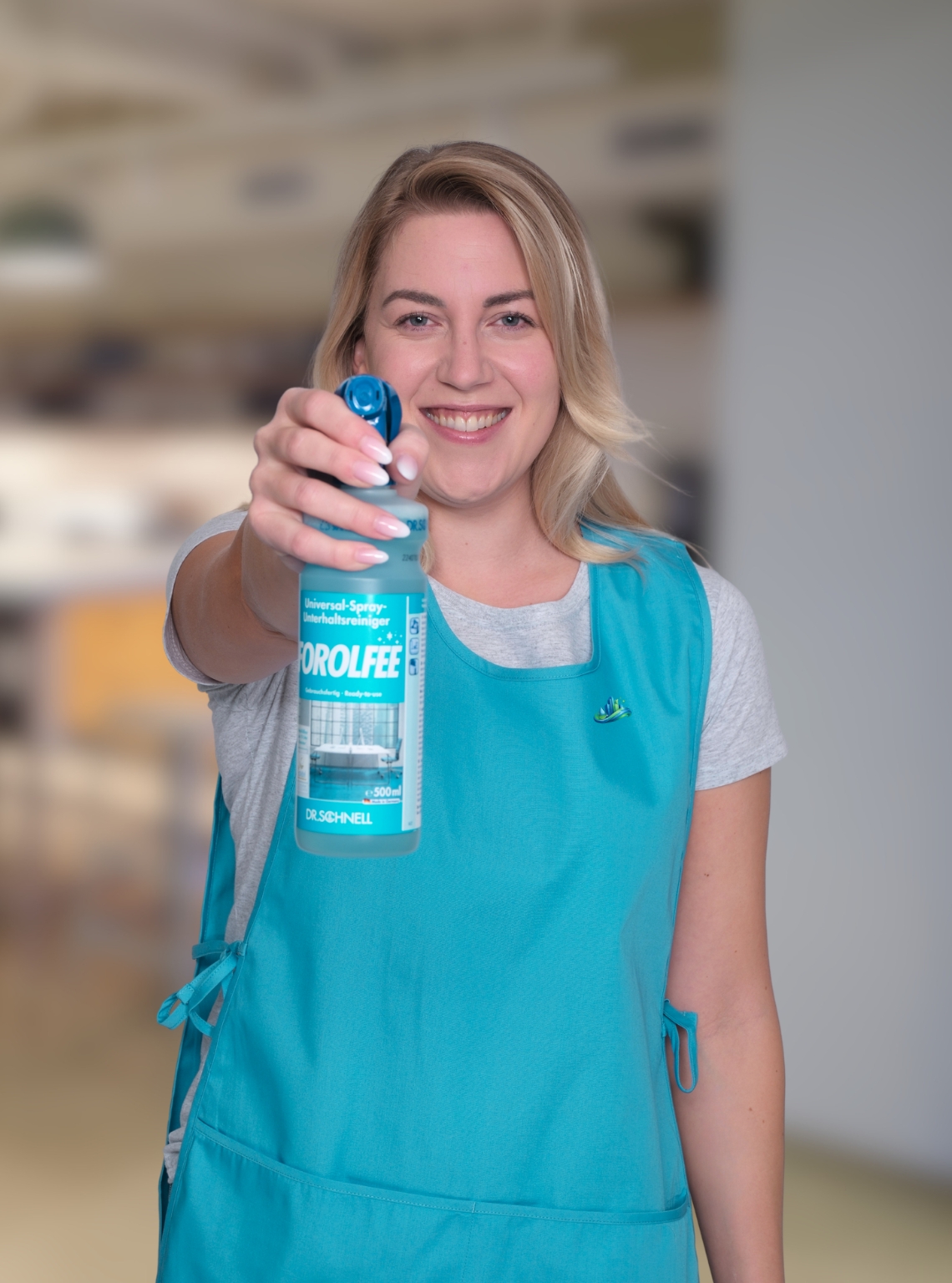 Reinigungskraft der Gebäudereinigung CityShine bei der Unterhaltsreinigung in Chemnitz mit Reinigungsmittel